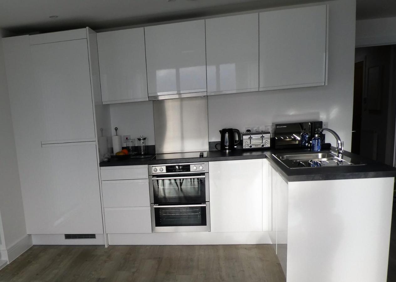 Seaview West Coast - Exceptional - 2 Bedrooms Sleeps 5 -Stunning Sea Views - 500 Metres To Beach Bournemouth Eksteriør billede