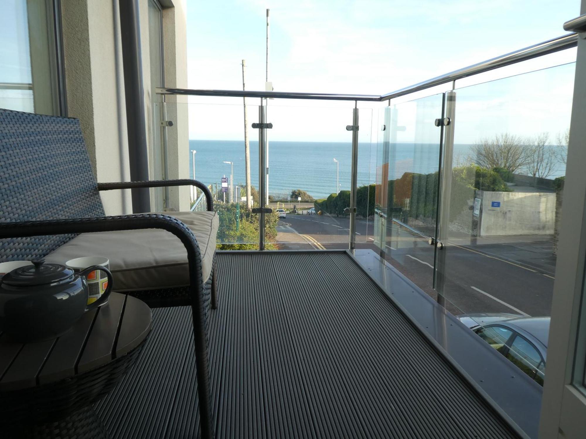 Seaview West Coast - Exceptional - 2 Bedrooms Sleeps 5 -Stunning Sea Views - 500 Metres To Beach Bournemouth Eksteriør billede