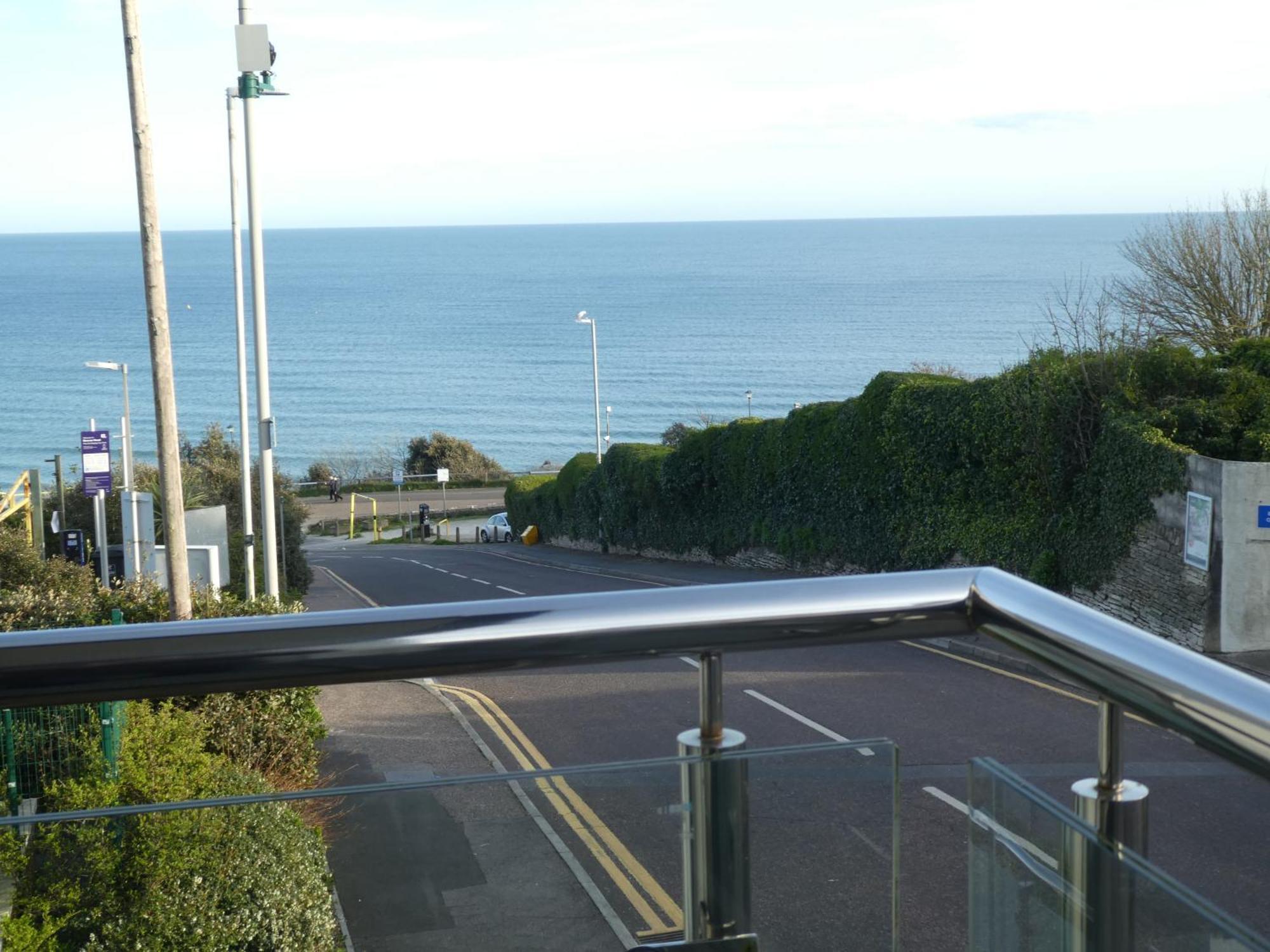 Seaview West Coast - Exceptional - 2 Bedrooms Sleeps 5 -Stunning Sea Views - 500 Metres To Beach Bournemouth Eksteriør billede
